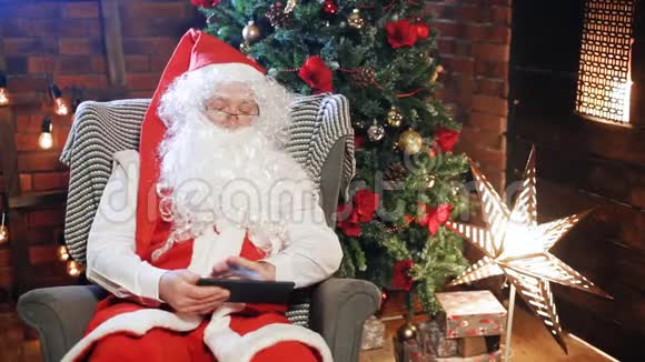 圣诞老人看着平板电脑视频的预览图