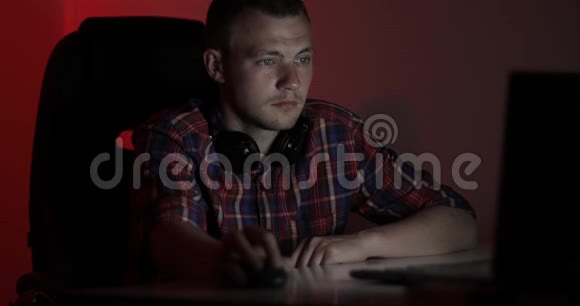 疲倦的人晚上在笔记本电脑后面工作视频的预览图