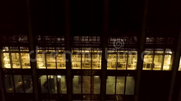 夜晚摩天大楼的俯视图库存城市里夜晚孤独的摩天大楼视频的预览图