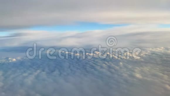 从阿姆斯特丹飞往桑德费乔的飞机上记录的云视频的预览图