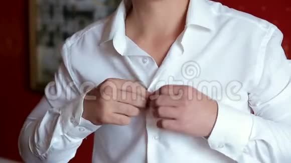 在家中男人打扮的特写和衬衫上的扣子视频的预览图