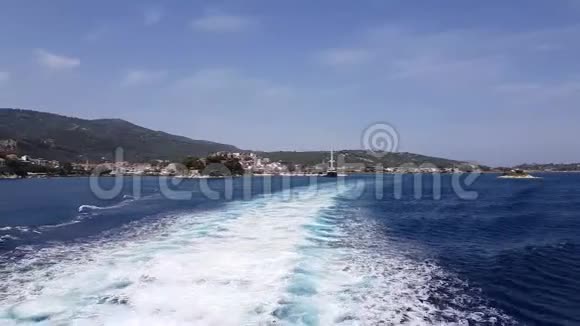 从离岛的渡船引擎形成的水迹视频的预览图