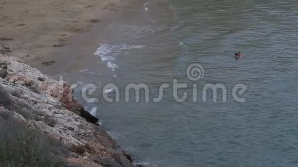 一对夫妇在野外的海边洗澡视频的预览图