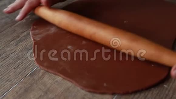 女性手在木桌上擀生姜面团传统的圣诞烘焙视频的预览图