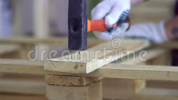 戴白手套的师傅用木制家具用木质材料作业师傅把钉子钉进去视频的预览图