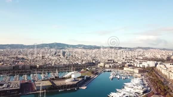 巨大的游轮在海湾库存拥有游艇港的巨大城市的俯视图一个美丽的国家视频的预览图