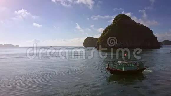 旅游船帆从岛影到海湾阳光补丁视频的预览图