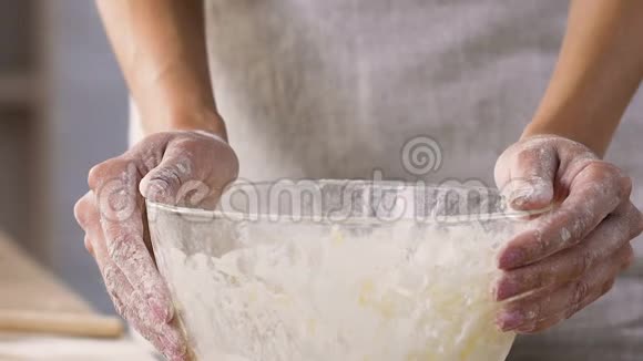 女性烹饪把鸡蛋和面粉一起放入碗中准备面团视频的预览图