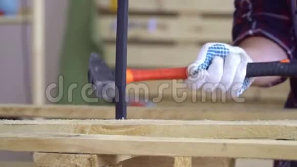 戴白手套的师傅用木制家具用木质材料作业师傅把钉子钉进去视频的预览图