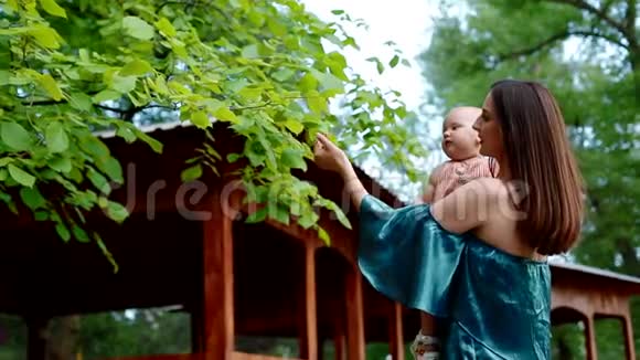 妈妈和她的小女儿玩视频的预览图