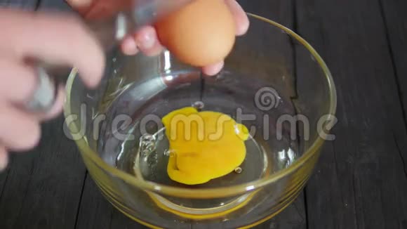 鸡蛋被打在碗里视频的预览图
