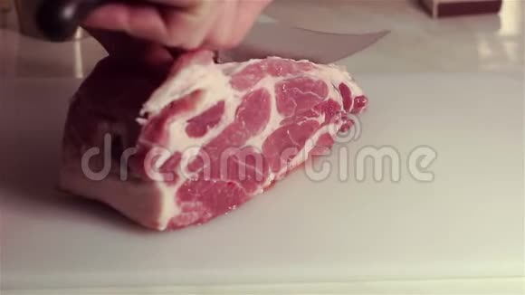 厨师把新鲜猪肉切成牛排视频的预览图