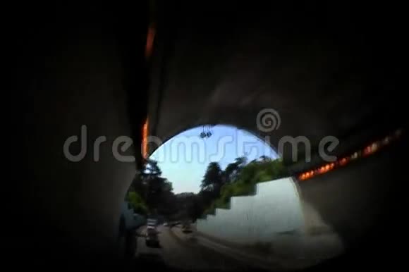 隧道骑行视频的预览图