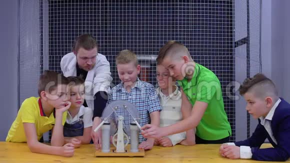 儿童探索科学博物馆的机器视频的预览图