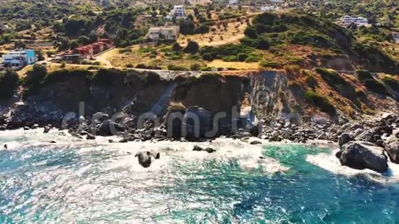 航空公司从上面看美丽的夏日海景希腊埃维亚岛的洛基海滩视频的预览图