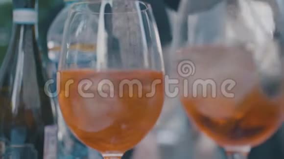 两个优雅的冷饮杯与新鲜水果框架夏季酒精尾迹的特写视频的预览图
