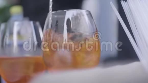 在婚礼上喝软的冷饮框架两个带有橙色尾辫的眼镜的特写视频的预览图