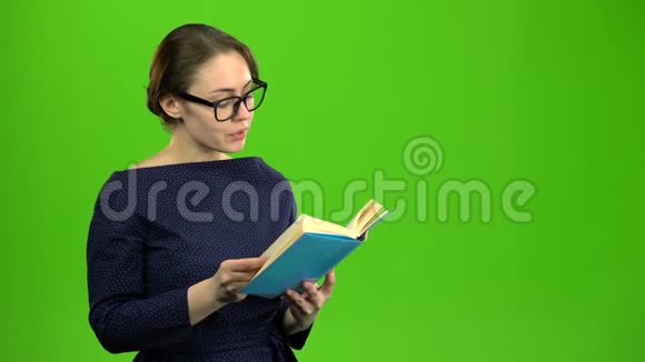 聪明的女孩在读一本书绿色屏幕视频的预览图