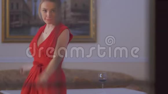 在房间里跳舞的美丽孤独的女人视频的预览图