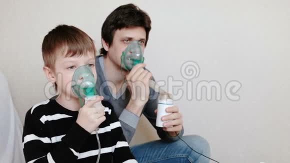 使用雾化器和吸入器进行治疗男人和男孩通过吸入器面罩吸入侧视视频的预览图