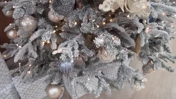 办公室里装饰的圣诞树视频的预览图