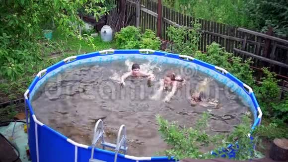 快乐的三个青少年在室外游泳池游泳视频的预览图