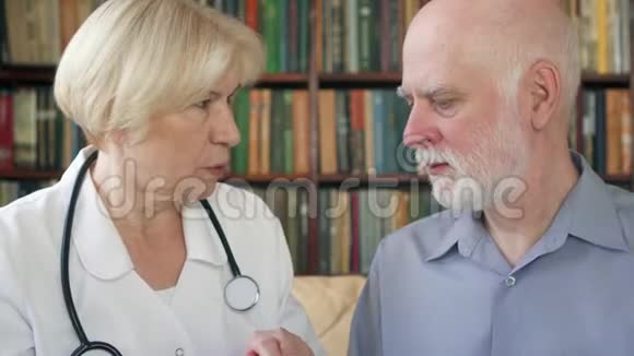 工作中的女专业医生高级女医师治疗老年男性病人视频的预览图