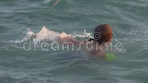 儿童在海中洗澡捕捉巨浪视频的预览图