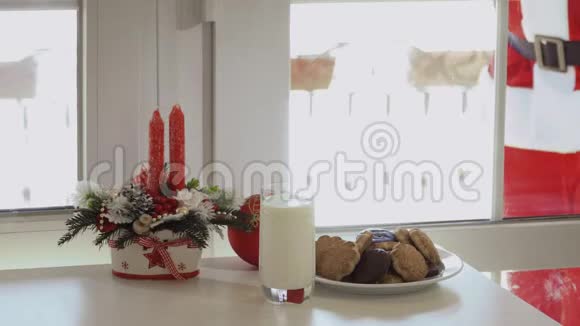 圣诞老人正透过窗户往屋子里看视频的预览图