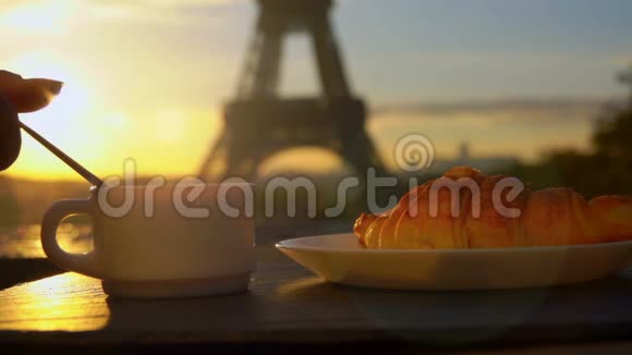 巴黎一杯加牛角面包的咖啡视频的预览图