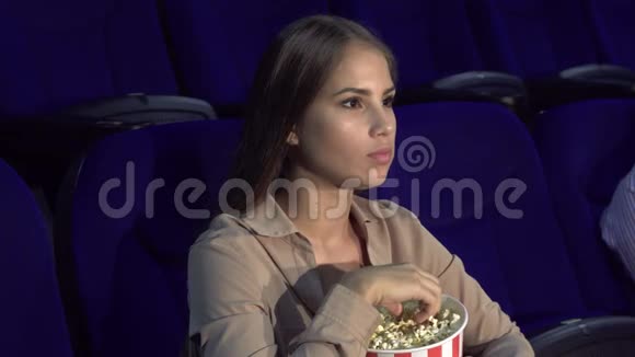 那个女孩在电影院大厅里表现出一种沉默的迹象视频的预览图