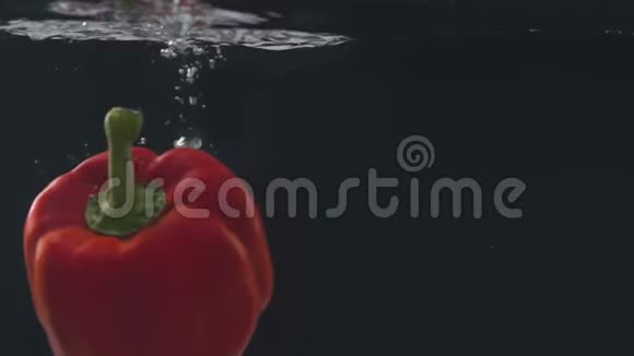 鲜辣椒入水有机蔬菜健康营养视频的预览图