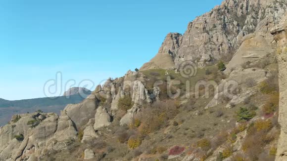 圆形山脉嘘山路上的椭圆形岩石视频的预览图