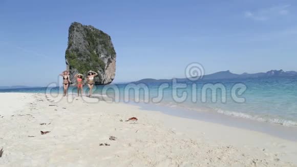 泰国度假村海上度假的女孩海滩边奔跑的迷人女子团体视频的预览图