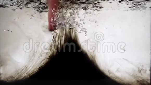 一个从人的手指在水族馆里的墨水漩涡视频的预览图