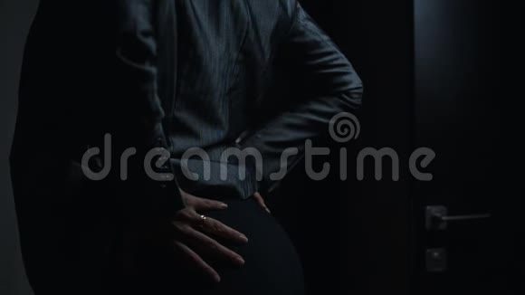 一只手放在屁股上的女人视频的预览图
