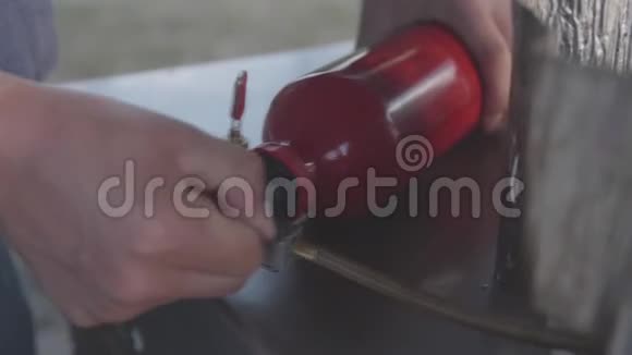用液体燃料瓶加压灭火视频的预览图