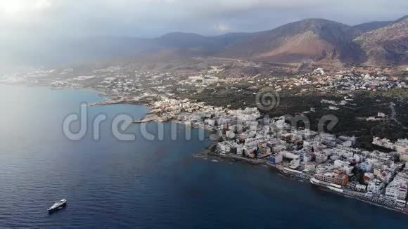 克里特岛从山顶山脉和海洋景观的空中全景视频的预览图