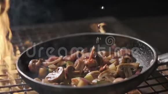 蔬菜缓慢地飞进锅里洋葱西兰花蘑菇香瓜西红柿西葫芦健康视频的预览图