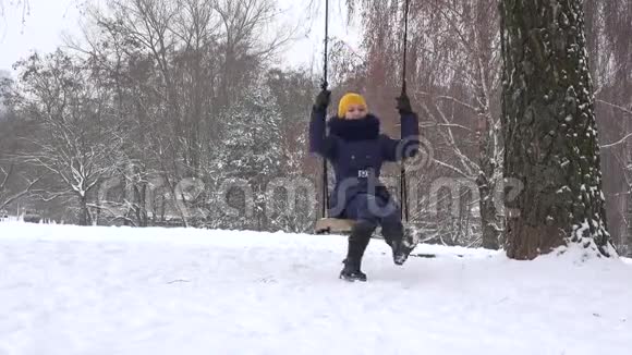 年轻女子在公园的冬天摇摆户外空闲时间4K视频的预览图