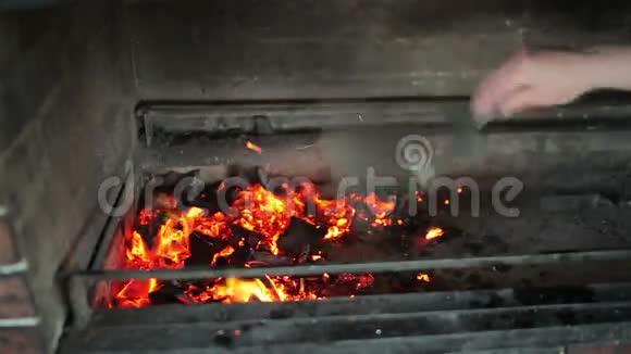 男人在燃烧的火焰视频的预览图