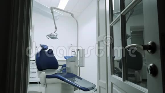 牙科办公室的牙科椅视频的预览图