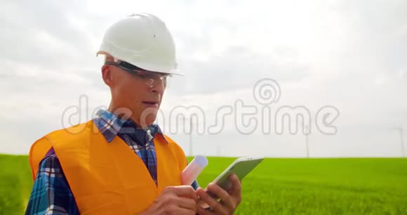 工程师一边看农场一边用手机视频的预览图