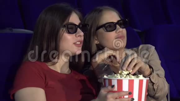 两个朋友正在电影院讨论一部电影视频的预览图