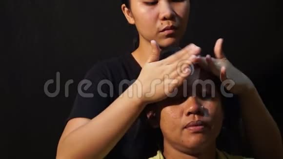 女士按摩师展示如何按摩头部面部和头发视频的预览图