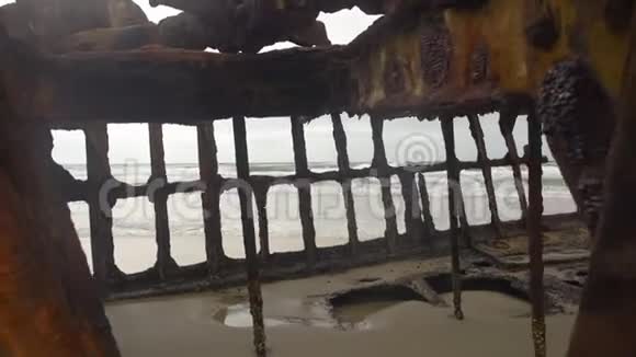 海滩上生锈的金属视频的预览图