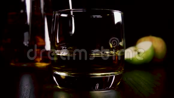 在一杯烈性酒精饮料中缓慢运动倒入果汁视频的预览图