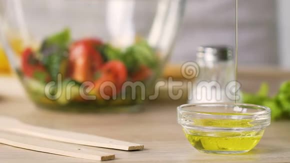 厨师倒入橄榄油测量碗沙拉酱烹饪健康食品视频的预览图
