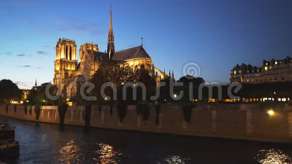 巴黎圣母大教堂和塞纳河视频的预览图