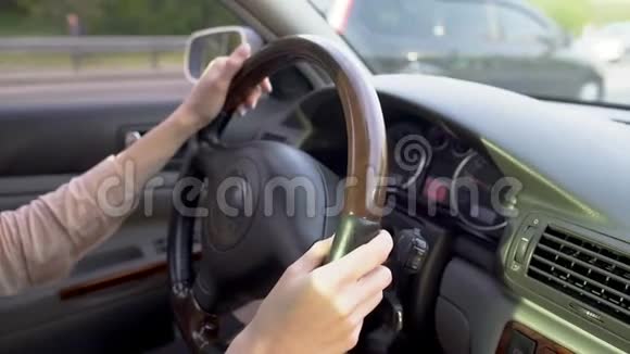 专心致志的女人开车把手的特写转向盘视频的预览图